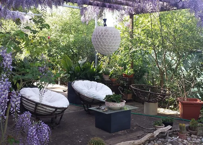 Bed & Breakfast Teapot House